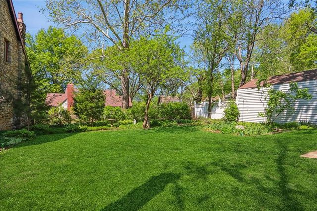 7344 Oak Street, Kansas City, MO 64114