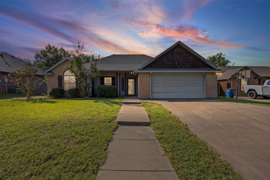1207 Louise Lane, Ennis, TX 75119