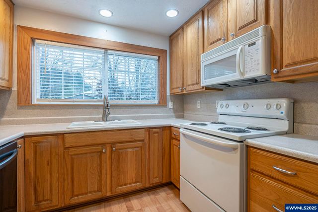 1155 18th St NE, Salem, OR 97301