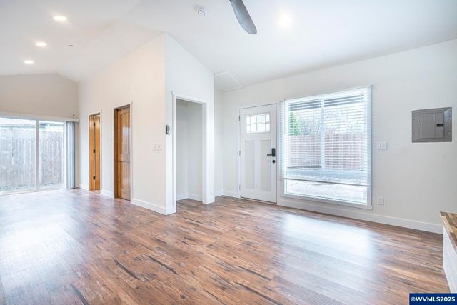 1155 18th St NE, Salem, OR 97301