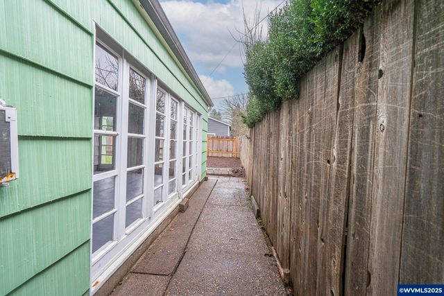 1155 18th St NE, Salem, OR 97301