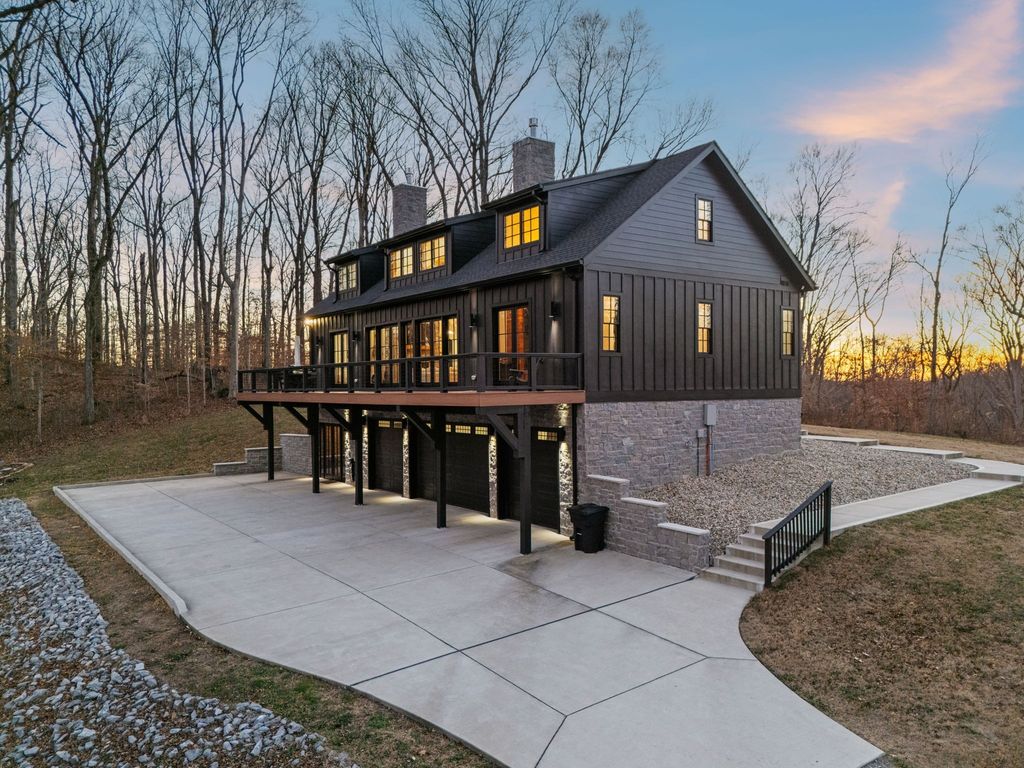 7650 Chipmunk Ln, Nashville, TN 37221