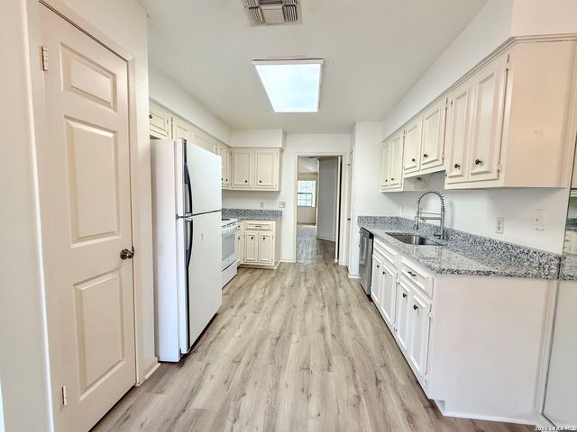 8415 Fredericksburg Rd Apt 1004, San Antonio, TX 78229