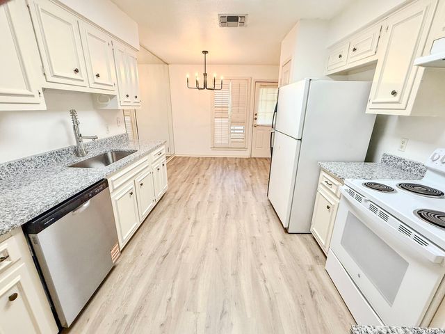 8415 Fredericksburg Rd Apt 1004, San Antonio, TX 78229