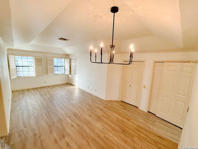 8415 Fredericksburg Rd Apt 1004, San Antonio, TX 78229