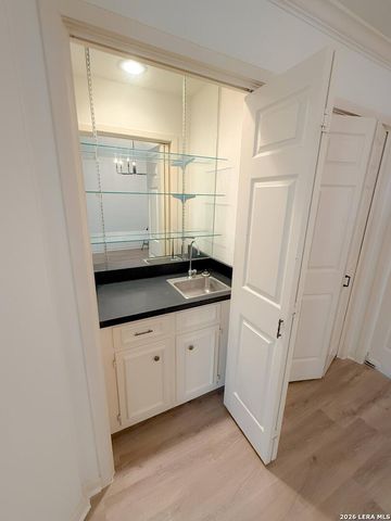 8415 Fredericksburg Rd Apt 1004, San Antonio, TX 78229