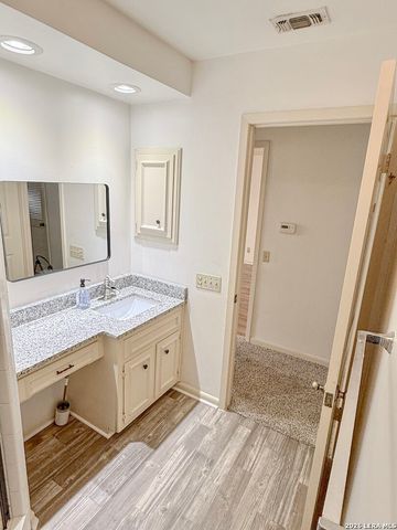 8415 Fredericksburg Rd Apt 1004, San Antonio, TX 78229