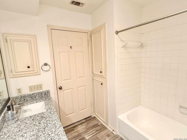 8415 Fredericksburg Rd Apt 1004, San Antonio, TX 78229