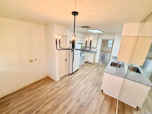 8415 Fredericksburg Rd Apt 1004, San Antonio, TX 78229