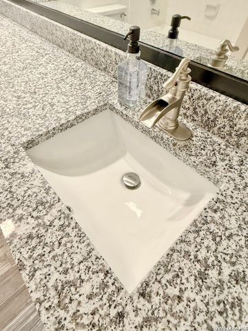 8415 Fredericksburg Rd Apt 1004, San Antonio, TX 78229