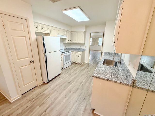 8415 Fredericksburg Rd Apt 1004, San Antonio, TX 78229