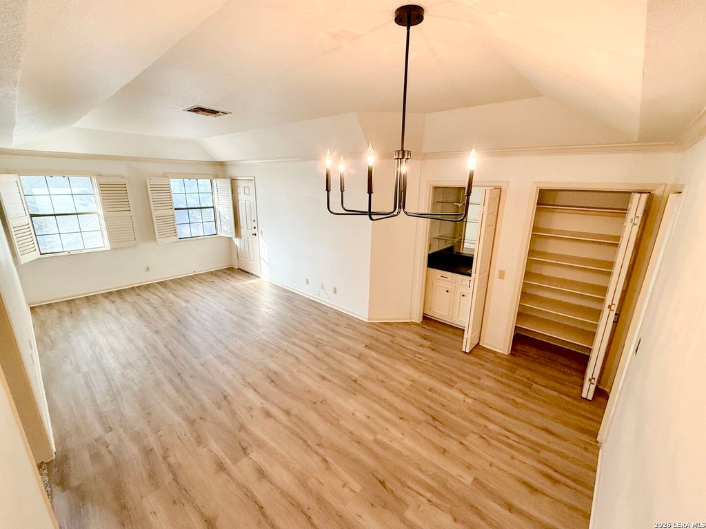 8415 Fredericksburg Rd Apt 1004, San Antonio, TX 78229