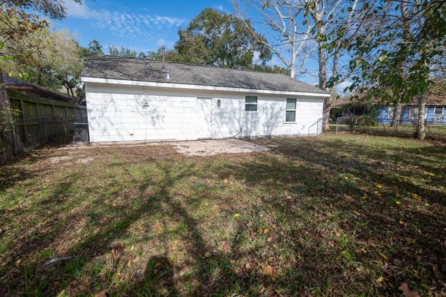 1727 S Park Drive, Alvin, TX 77511