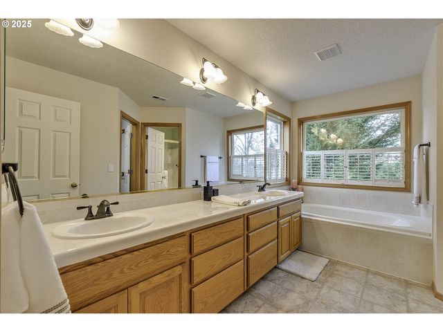 2857 Ne LORIE Dr, Hillsboro, OR 97124