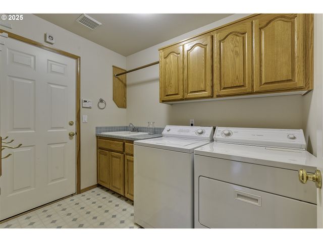 2857 Ne LORIE Dr, Hillsboro, OR 97124