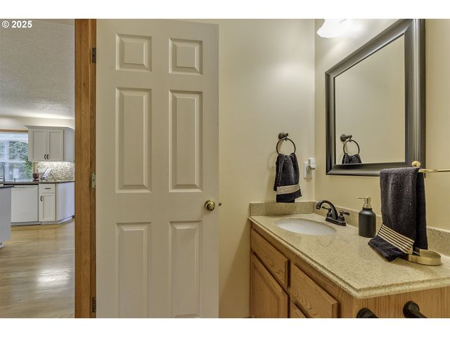 2857 Ne LORIE Dr, Hillsboro, OR 97124