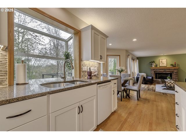 2857 Ne LORIE Dr, Hillsboro, OR 97124