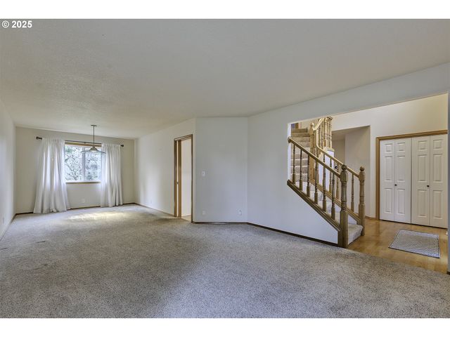 2857 Ne LORIE Dr, Hillsboro, OR 97124