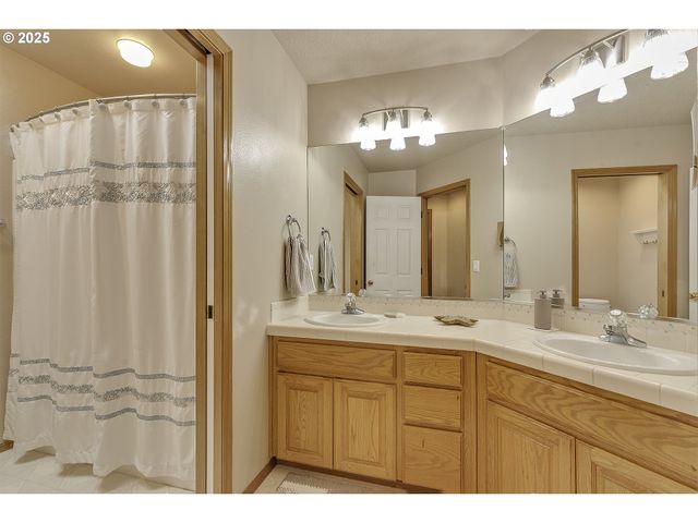 2857 Ne LORIE Dr, Hillsboro, OR 97124