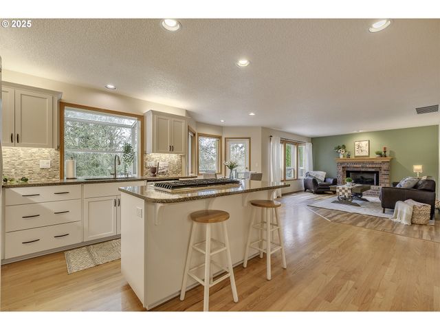 2857 Ne LORIE Dr, Hillsboro, OR 97124