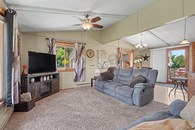 6160 W Mt. Vernon Road, Cedar Falls, IA 50613