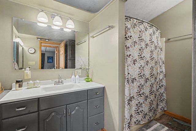 6160 W Mt. Vernon Road, Cedar Falls, IA 50613