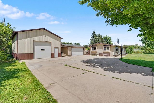 6160 W Mt. Vernon Road, Cedar Falls, IA 50613