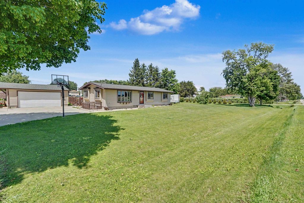6160 W Mt. Vernon Road, Cedar Falls, IA 50613