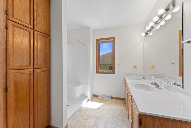 1711 Hillcrest Drive, Baraboo, WI 53913