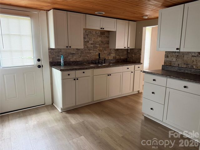 808 Harrisburg Drive SW, Lenoir, NC 28645