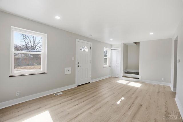 1734 Llanfair Avenue, Cincinnati, OH 45224