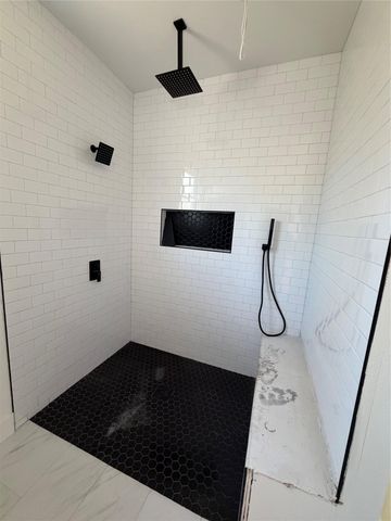 211 Kahana LN, Bastrop, TX 78602