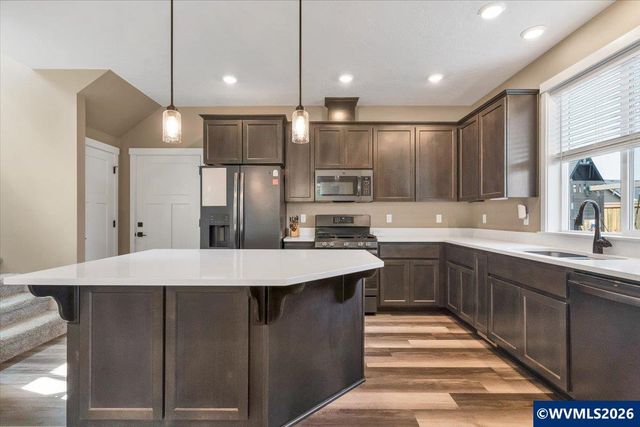208 NE Alder Ct, Sublimity, OR 97385