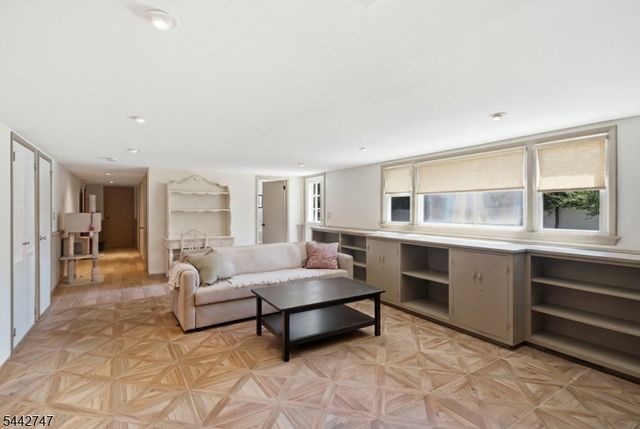 42 Sandy Hill Rd, Westfield Town, NJ 07090