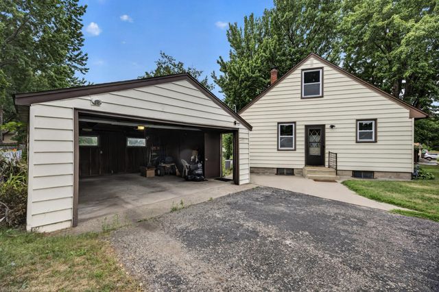 1220 Frisbie Avenue, Maplewood, MN 55109