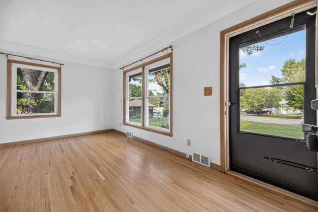 1220 Frisbie Avenue, Maplewood, MN 55109
