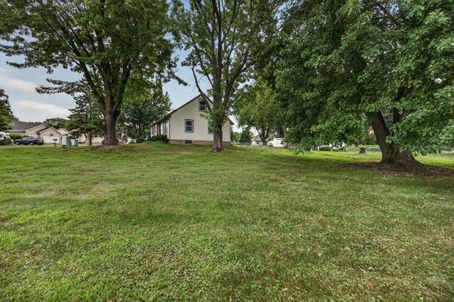 1220 Frisbie Avenue, Maplewood, MN 55109