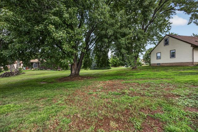 1220 Frisbie Avenue, Maplewood, MN 55109