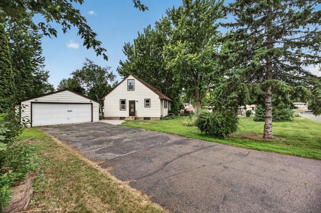1220 Frisbie Avenue, Maplewood, MN 55109