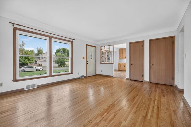 1220 Frisbie Avenue, Maplewood, MN 55109