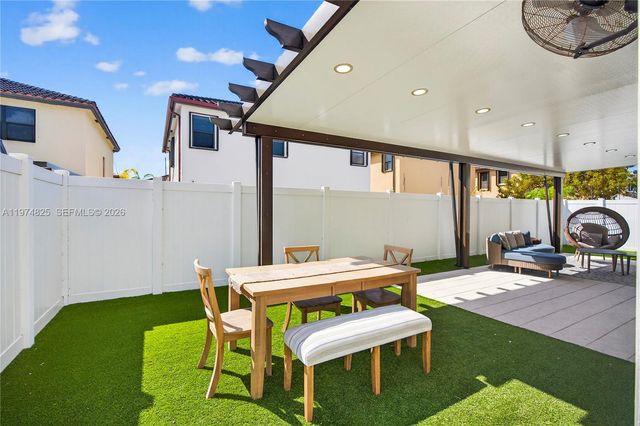 3542 W 93rd Pl, Hialeah, FL 33018