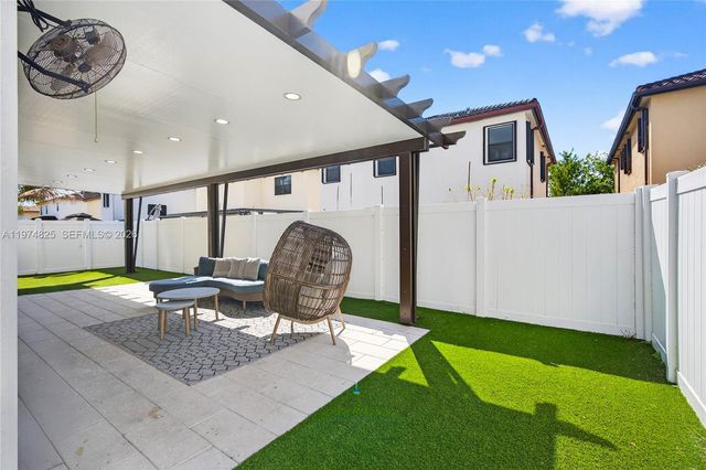 3542 W 93rd Pl, Hialeah, FL 33018