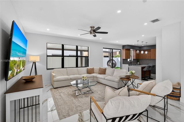 3542 W 93rd Pl, Hialeah, FL 33018