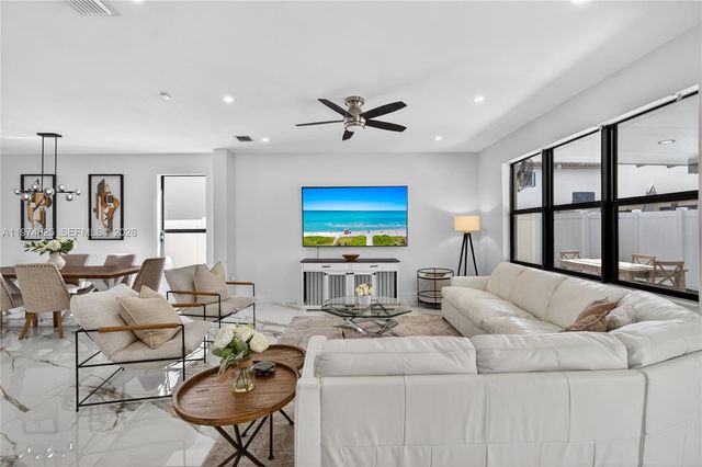 3542 W 93rd Pl, Hialeah, FL 33018