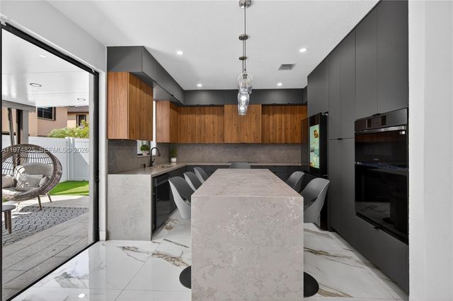 3542 W 93rd Pl, Hialeah, FL 33018