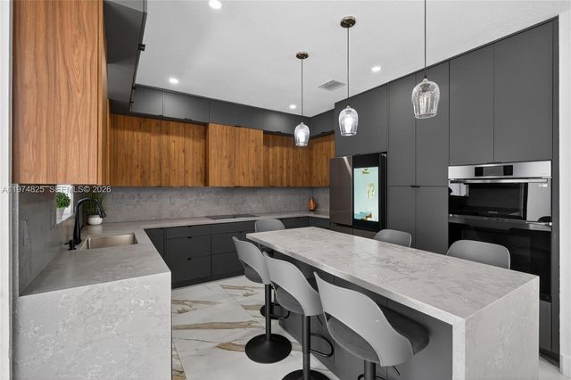 3542 W 93rd Pl, Hialeah, FL 33018