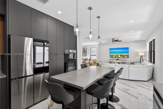 3542 W 93rd Pl, Hialeah, FL 33018