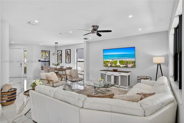 3542 W 93rd Pl, Hialeah, FL 33018