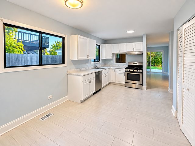 1191 Hialeah Lane, Hanover Park, IL 60133