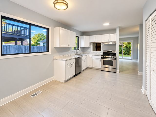 1191 Hialeah Lane, Hanover Park, IL 60133
